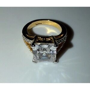 Women's Costume Jewelry Gold with Large Diamond Like Stone Size 6 (Mark Inside)